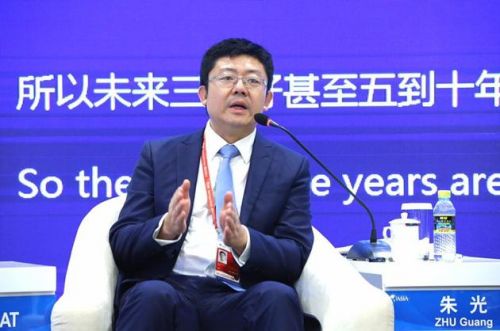 人工智能成为近两年最火热的风口，无论是创业者还是投资者都十分看好这一领域。对此，朱光表示，未来几年我们大胆地畅想一下，第一是越来越多的公司就像前十年、前二十年开始和互联网，重视互联网+，用这样的方式一样，未来会越来越多的公司用到AI，把每个公司做成AI+的公司。